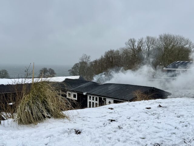 Haster ud: Hvid røg stiger op fra sommerhus