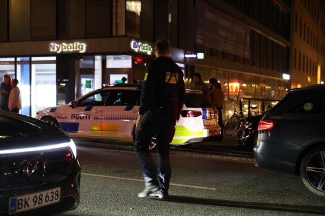 Kvinde går helt amok: Bider betjent i benet