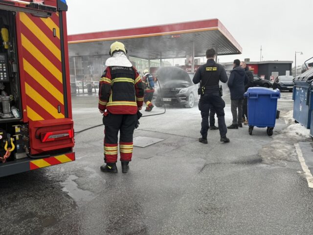 Haster ud til tankstation: Meldinger om brand i bil