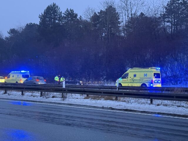 Drama på motorvej: Bil ruller rundt på taget