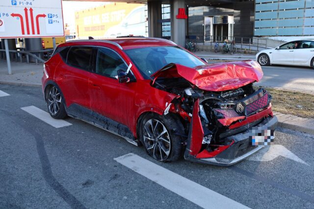 Politi rykker ud: Bil kørt galt ved lufthavn