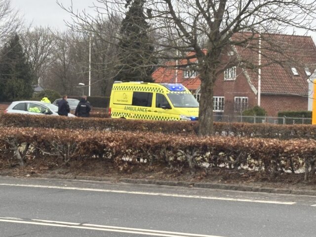 Bus og bil involveret i hændelse: Person i ambulance