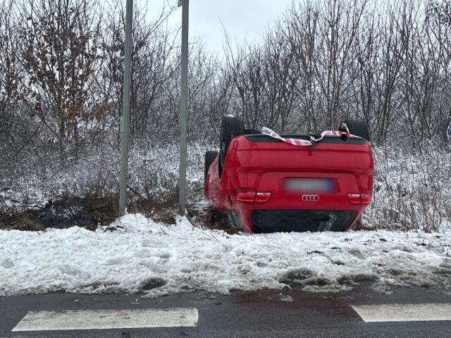Gik helt galt på de glatte veje: Bil ender på taget i grøft