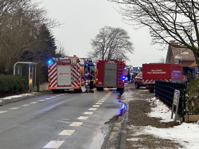 Vrimler med blå blink: Haster ud til brand i skolebygning