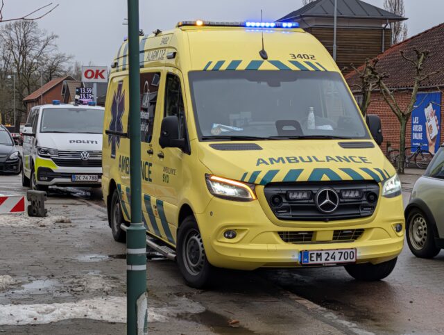 Redning haster ud: Tre biler i sammenstød