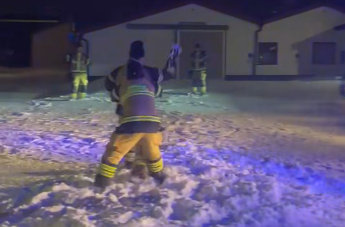 Se viral video her: Brandmænd bryder ud i sneboldkrig