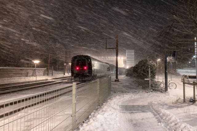 Kraftigt snefald lammer landet – POLITI ADVARER: Kør ikke ud