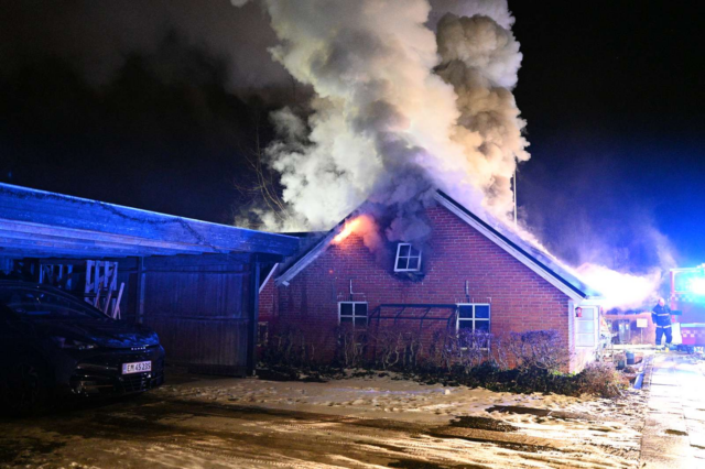 Voldsomme flammer raserer villa