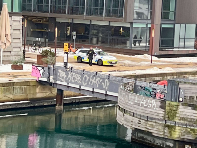 ‘Rystede personer står og holder om hinanden. Han er død’