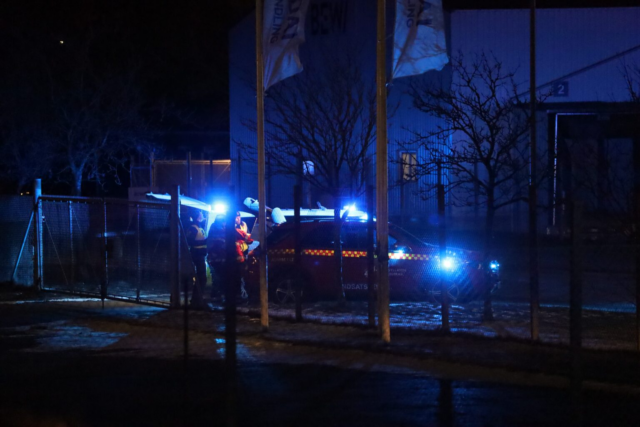 Voldsom brand raser: Ambulance hjælper personer ramt af røg – ‘Luk døre og vinduer!’