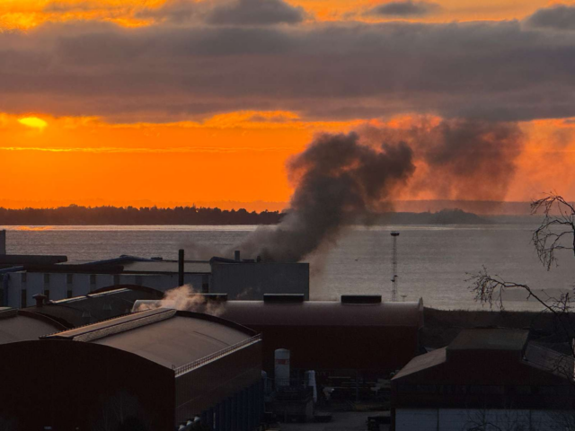Kæmper med flammerne: Stor røgfane