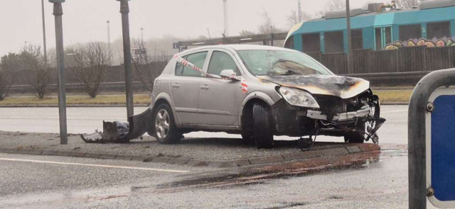 Voldsomt uheld med store flammer midt i kryds