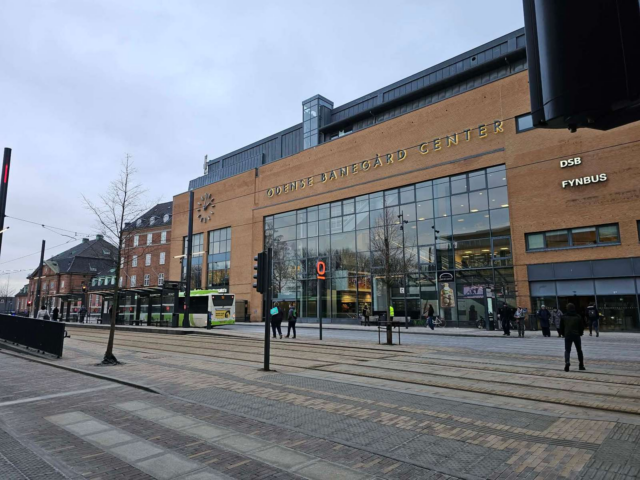 Politi massivt til stede på banegård: Kvinde tilskadekommen