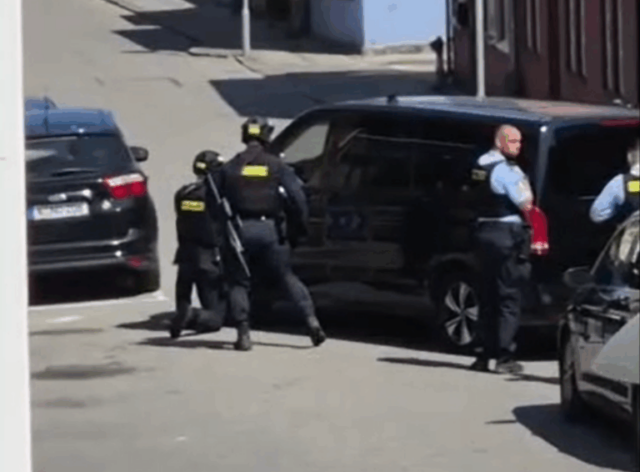 Tungt bevæbnede betjente rykker ind midt i København