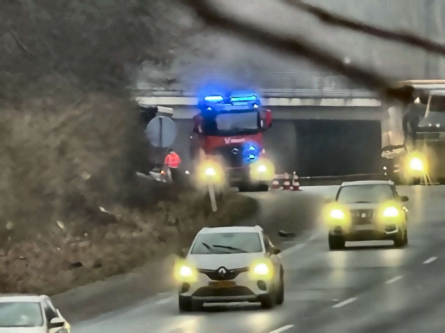 Lastbil brager af motorvejen og op ad skråning