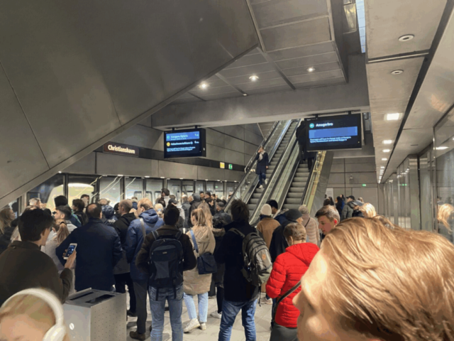 Kæmpe kaos: Holder helt stille