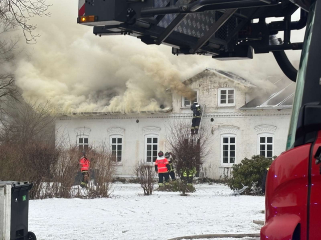 Voldsom brand raserer bygning lige nu: Massiv indsats