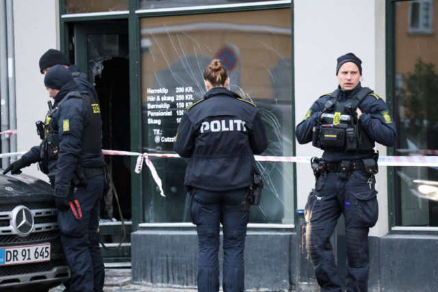 Vanvittigt farligt: Molotovcocktail tyret ind i frisørsalon – 17-årig sigtet