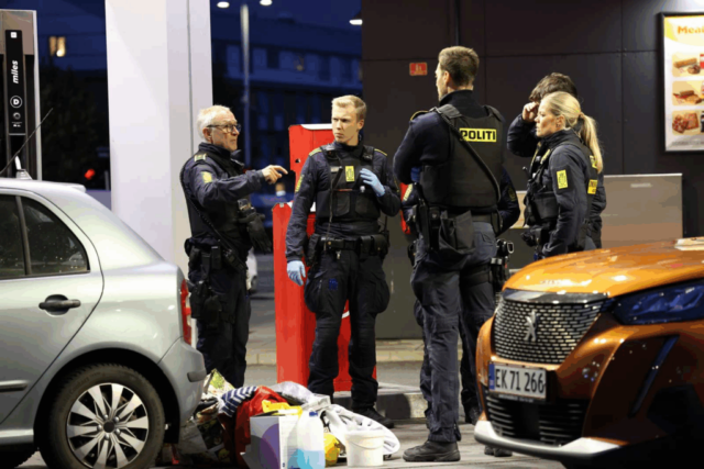 Drikkegilde ender i blodig vold: Mand dukker op på tank med flere knivstik i maven