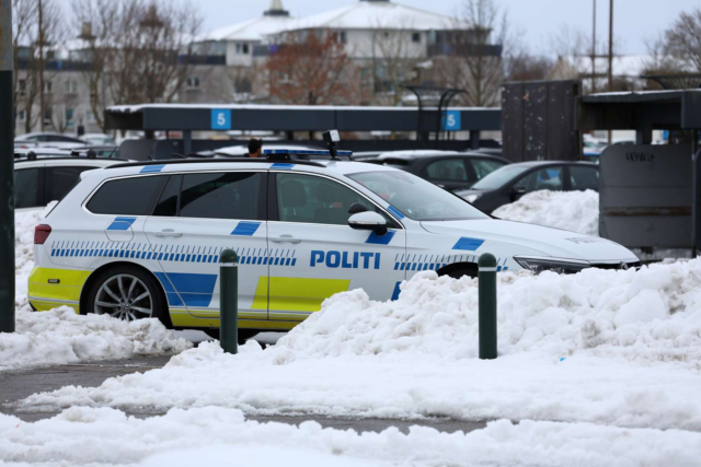 Politi rykker ind med automatvåben i shoppingcenter