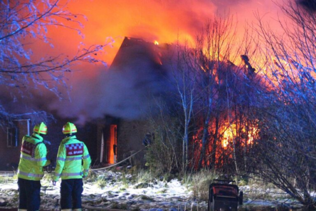 Kæmpebrand: 80 køer sluppet løs