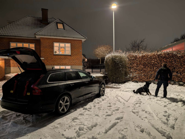 LIGE NU: Politi på jagt med hunde i boligkvarter
