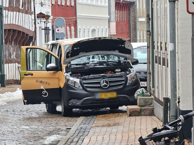 Elbil gav stort chok: Begyndte at ryge under sædet