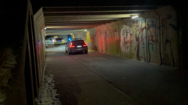 Politiet suser rundt i boligområde: Voldsomme scener