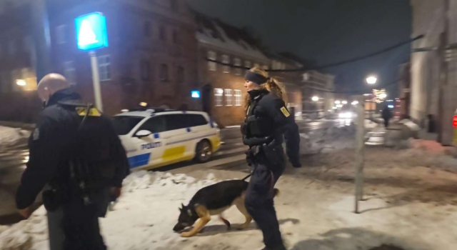 Mindst 10 politibiler til stede i centrum: Voldsom hændelse
