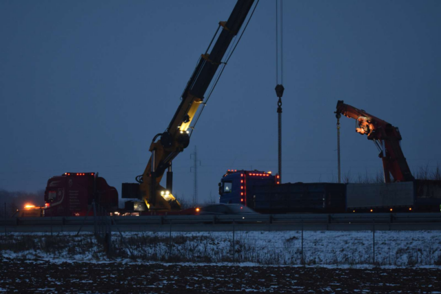 Saltspreder i voldsomt uheld på motorvej: Tilkørsel spærret