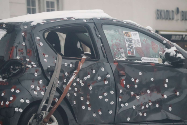 Bil med 335 skudhuller ruller rundt i Danmark