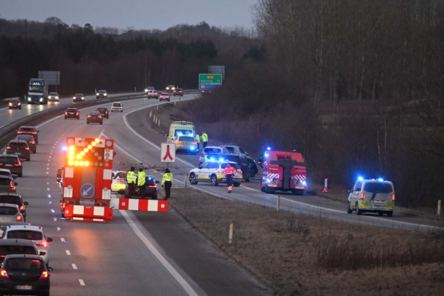 Dødsulykke lammer motorvej: Kvinde stod ikke til at redde