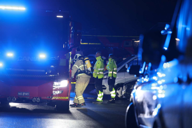 Sort røgsøjle vælter ud fra opgang