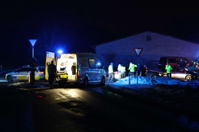 Tre biler i voldsomt sammenstød: ‘Det ser ikke godt ud’