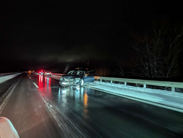Kæmpe kaos: To voldsomme uheld lukker motorvej fuldstændigt