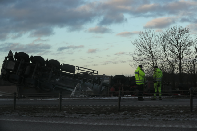 Motorvej mod Danmark helt spærret: Lastbil ligger på hovedet