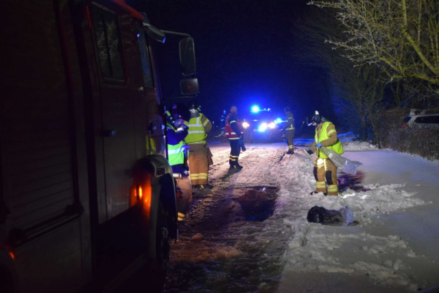 Personbil brager ind i skilt