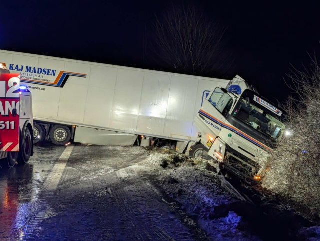 Totalt trafikmareridt: To voldsomme uheld i nat spærrer motorvej for morgentrafik