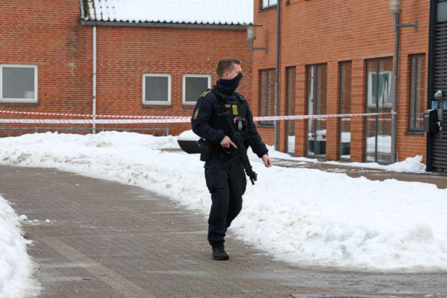 Politistyrker vrimler til: Skyderi ved svømmehal