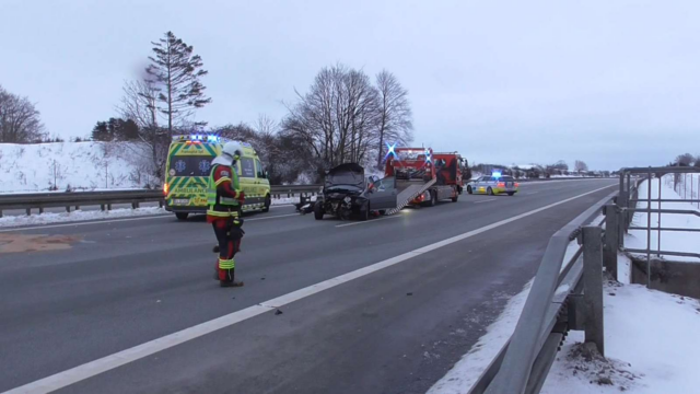 Bil brød pludselig i brand: Føreren brager ind i autoværnet