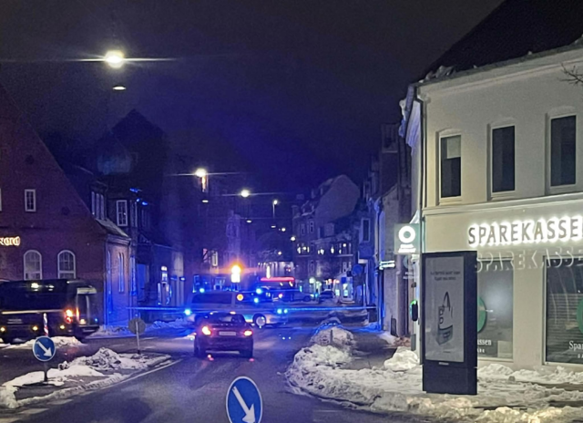 Voldsom eskalering: Mand stukket ned foran værtshus