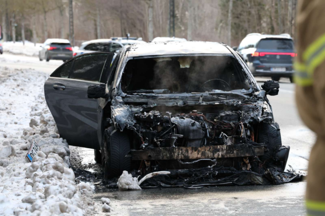 Havareret bil står pludselig i flammer