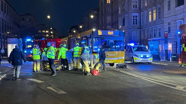Alvorligt færdselsuheld: Ung mand kørt ned af bybus
