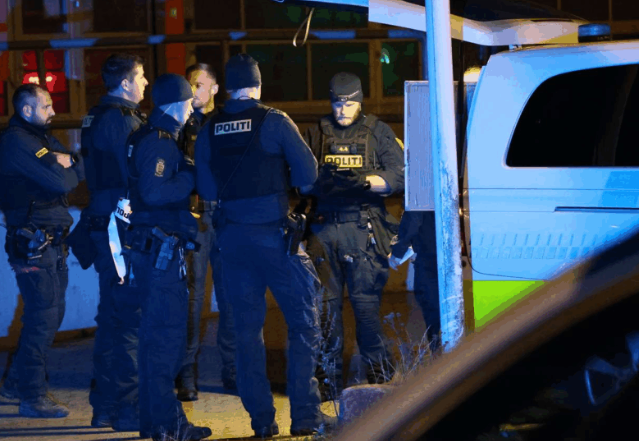 ‘Mit døde barn ligger i min hånd. Postmanden har reddet mit eget liv’