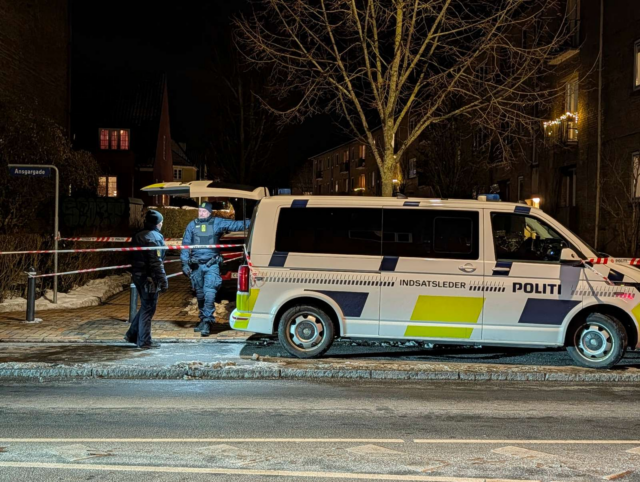 Massiv politiaktion og afspærring i centrum: “HOLD AFSTAND”