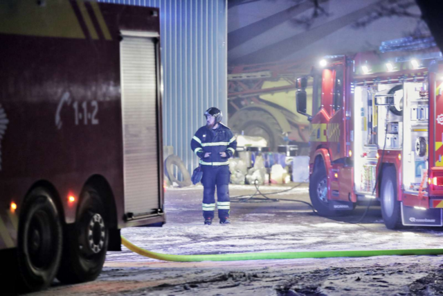 Flammer raserer landejendom: Store maskiner reddes ud