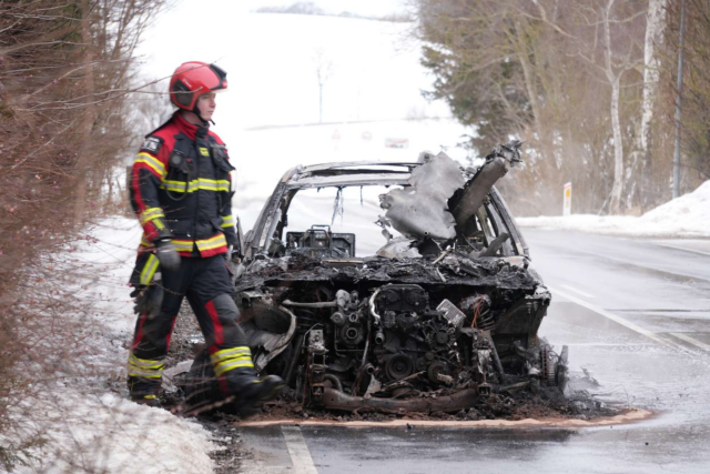 Bil i brand langs hovedvej