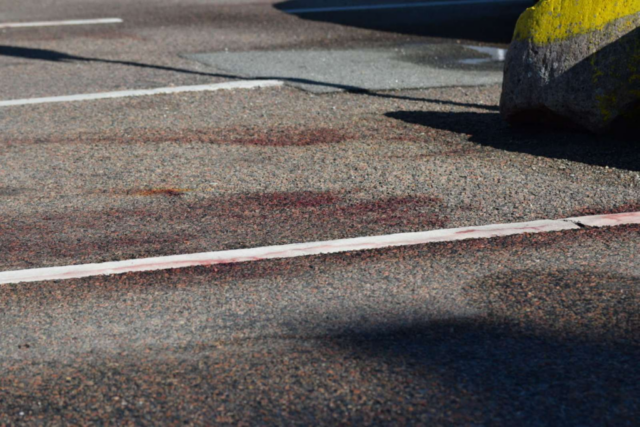 Syrisk flygtning går blodamok på dreng