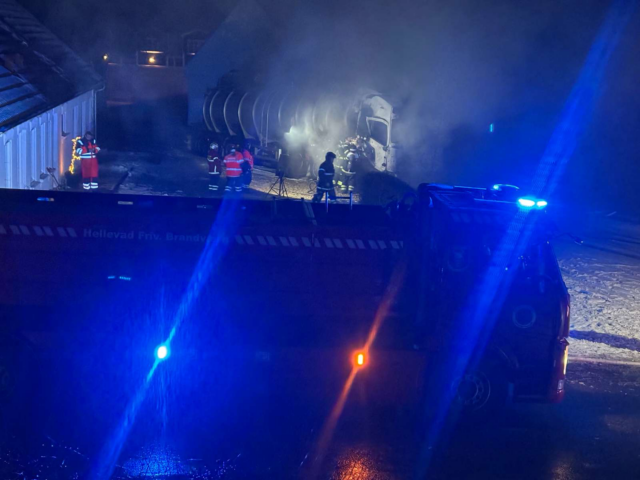 Motorvej spærret af politi og beredskab: Lastbil står i brand