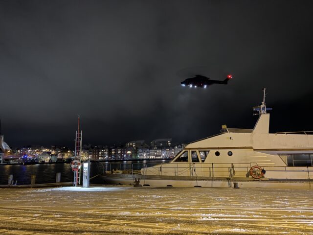 Kæmpe aktion i gang: Kvinde råber på hjælp fra vandet